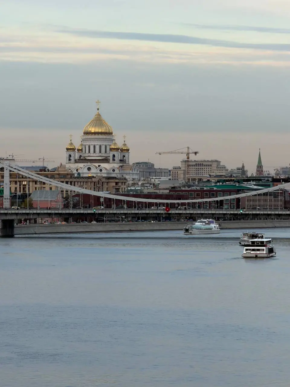 47 день
Время — без семи минут двенадцать. Ночь.
Я сел на скамейку на Смоленке, чтобы успеть сегодня написать ежедневный пост | Сетка — социальная сеть от hh.ru