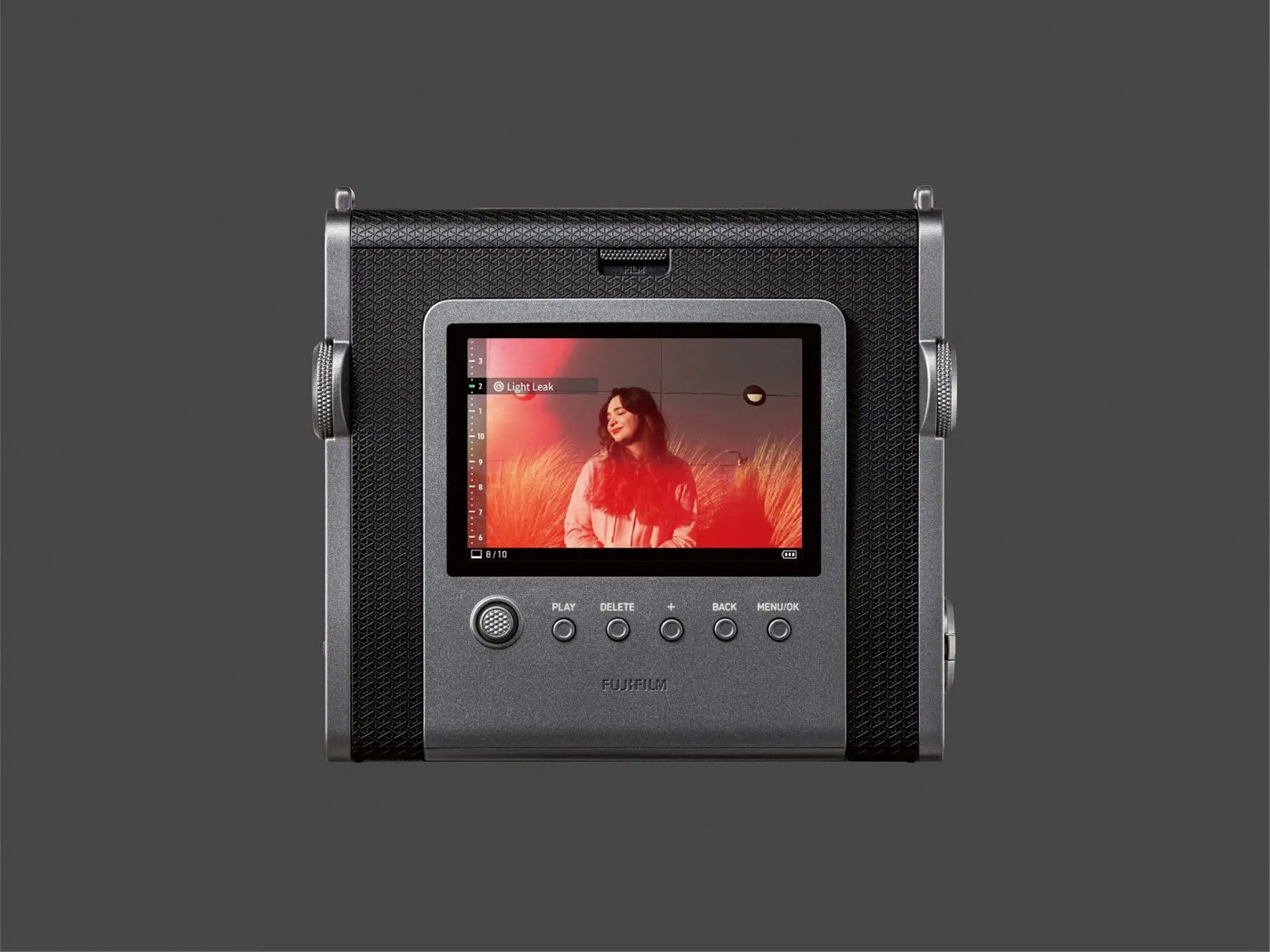 Камера instax WIDE Evo | Design: Keita Kamei, Yu Taguchi, Momoka Ogawa
WIDE Evo — гибридная камера: снимки можно посмотреть на экране и выбрать, какие напечатать на плёнке instax WIDE | Сетка — социальная сеть от hh.ru