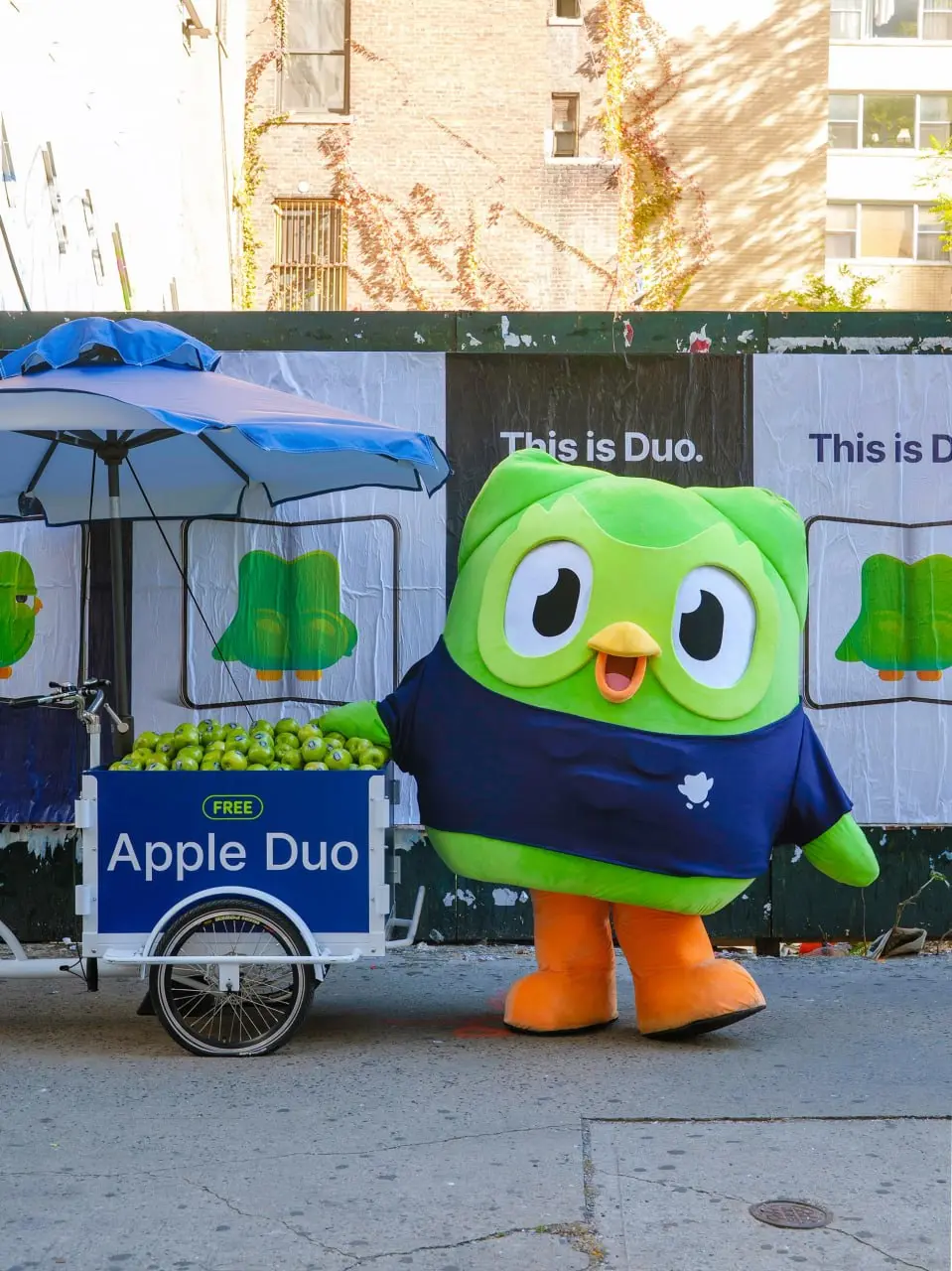 🍚#disimon
Duolingo привезла тележку яблок к Apple Store
Кажется, Duolingo решила выжать из названия iPhone Duo вообще все | Сетка — социальная сеть от hh.ru