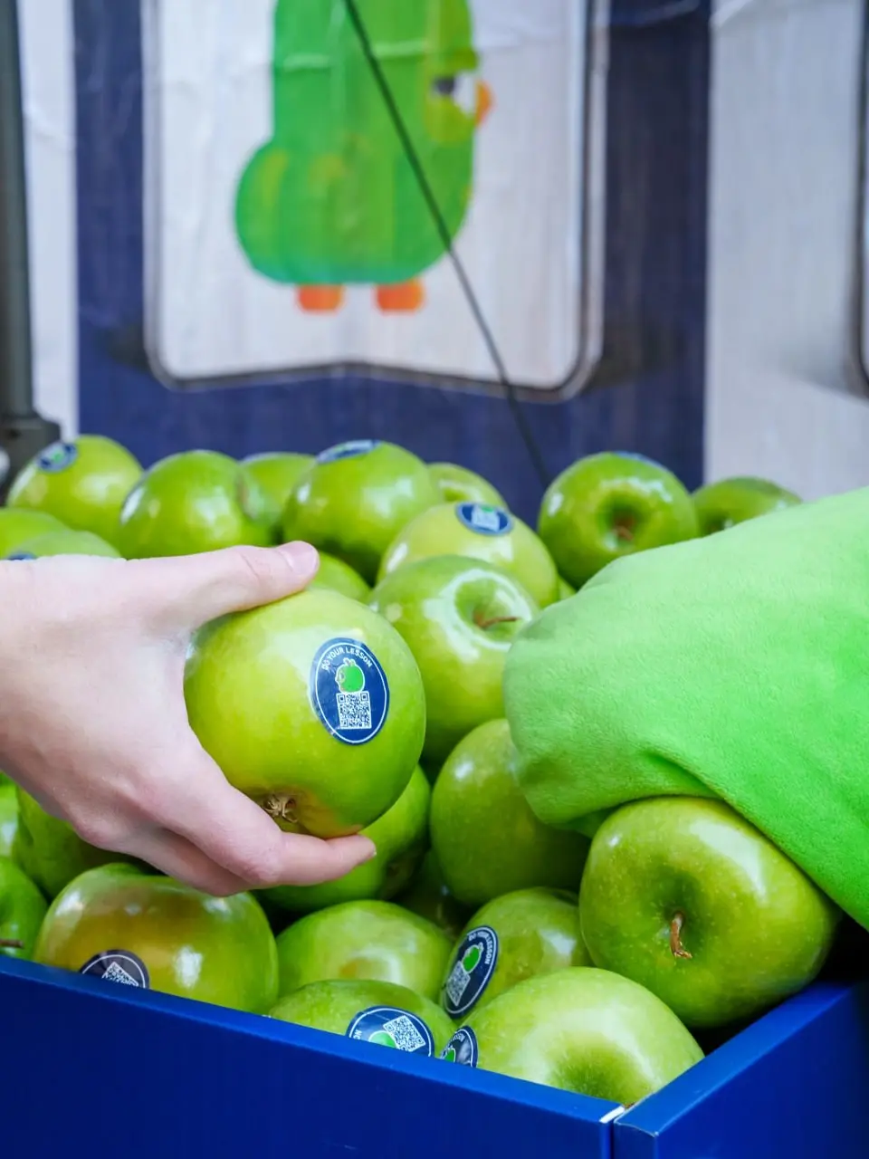 🍚#disimon
Duolingo привезла тележку яблок к Apple Store
Кажется, Duolingo решила выжать из названия iPhone Duo вообще все | Сетка — социальная сеть от hh.ru