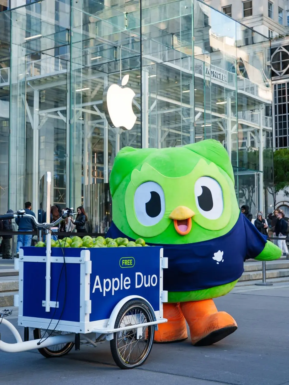 🍚#disimon
Duolingo привезла тележку яблок к Apple Store
Кажется, Duolingo решила выжать из названия iPhone Duo вообще все | Сетка — социальная сеть от hh.ru