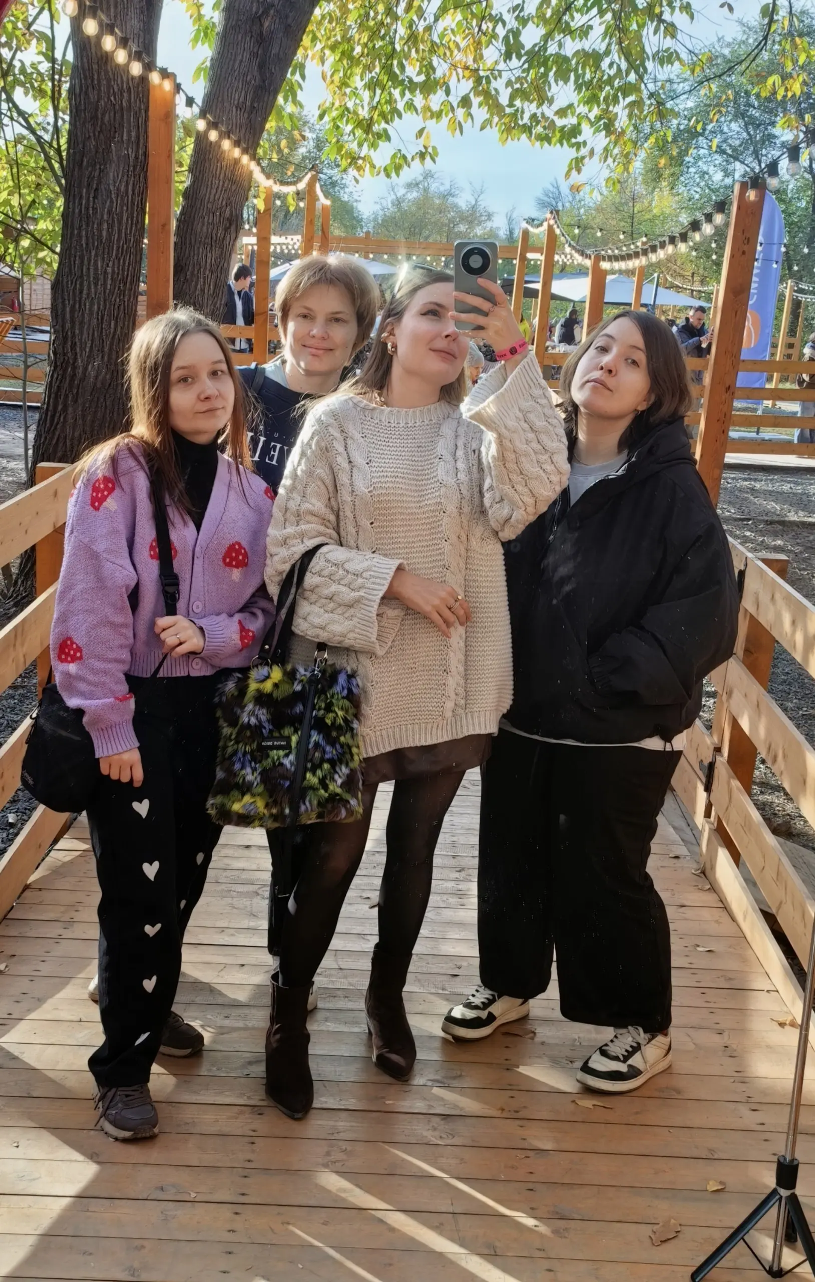 История о том, как можно в один момент перестать быть коллегами, но всё равно остаться идеальной командой ♥️
Провели очень тёплый день вместе: много говорили о дизайне, будущем и жизни | Сетка — социальная сеть от hh.ru