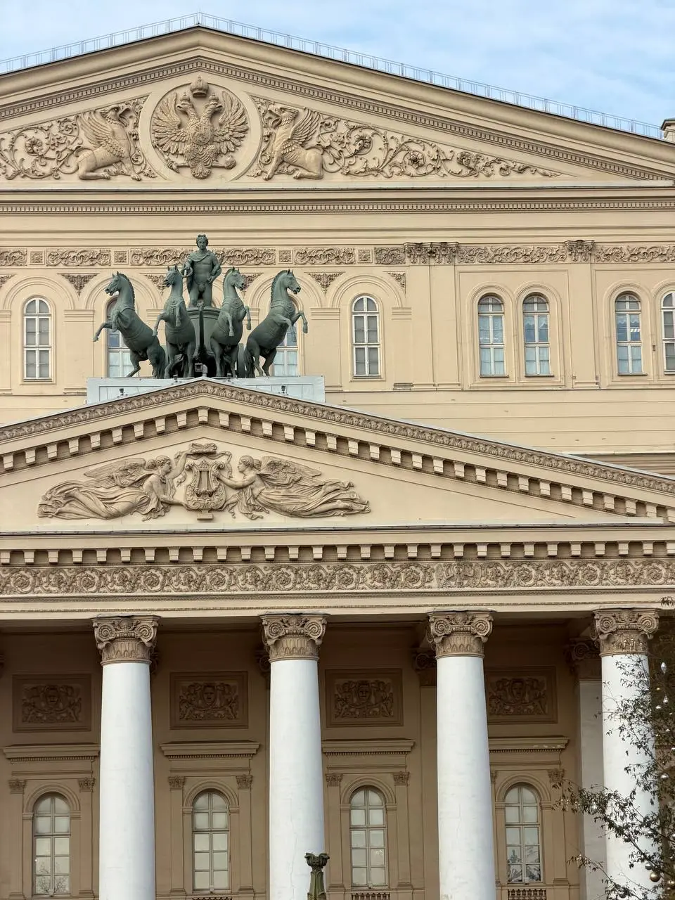 48 день
Темы для видео и постов повсюду.
Далеко ходить не буду. Сегодня на курсе «Великие визионеры» в Третьяковке услышал несколько интересных тезисов.
По сути, готовые идеи для рилсов!
1 | Сетка — социальная сеть от hh.ru