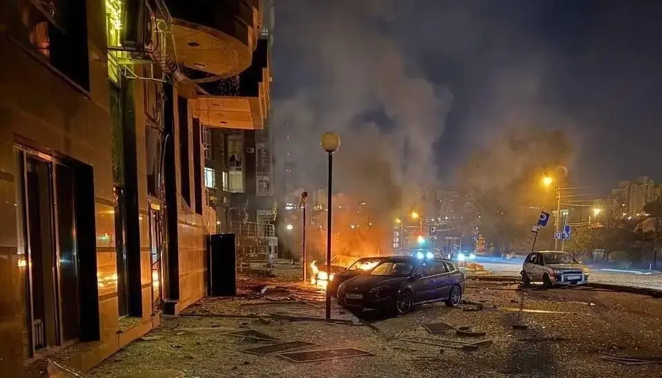 "В Белгороде в результате атак БПЛА погиб мирный житель. Также пострадали десять человек, среди которых сотрудник скорой помощи.
Восемь пострадавших обследуются в больницах города | Сетка — социальная сеть от hh.ru