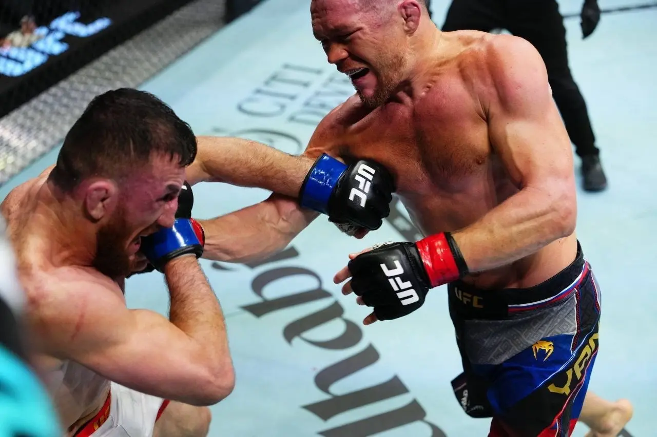 Петр Ян победил! На турнире UFC в Абу-Даби. В напряженном поединке с Мерабом Двалишвили он доказал, что характер, дисциплина и отточенная техника способны переломить даже самую жёсткую схватку | Сетка — социальная сеть от hh.ru