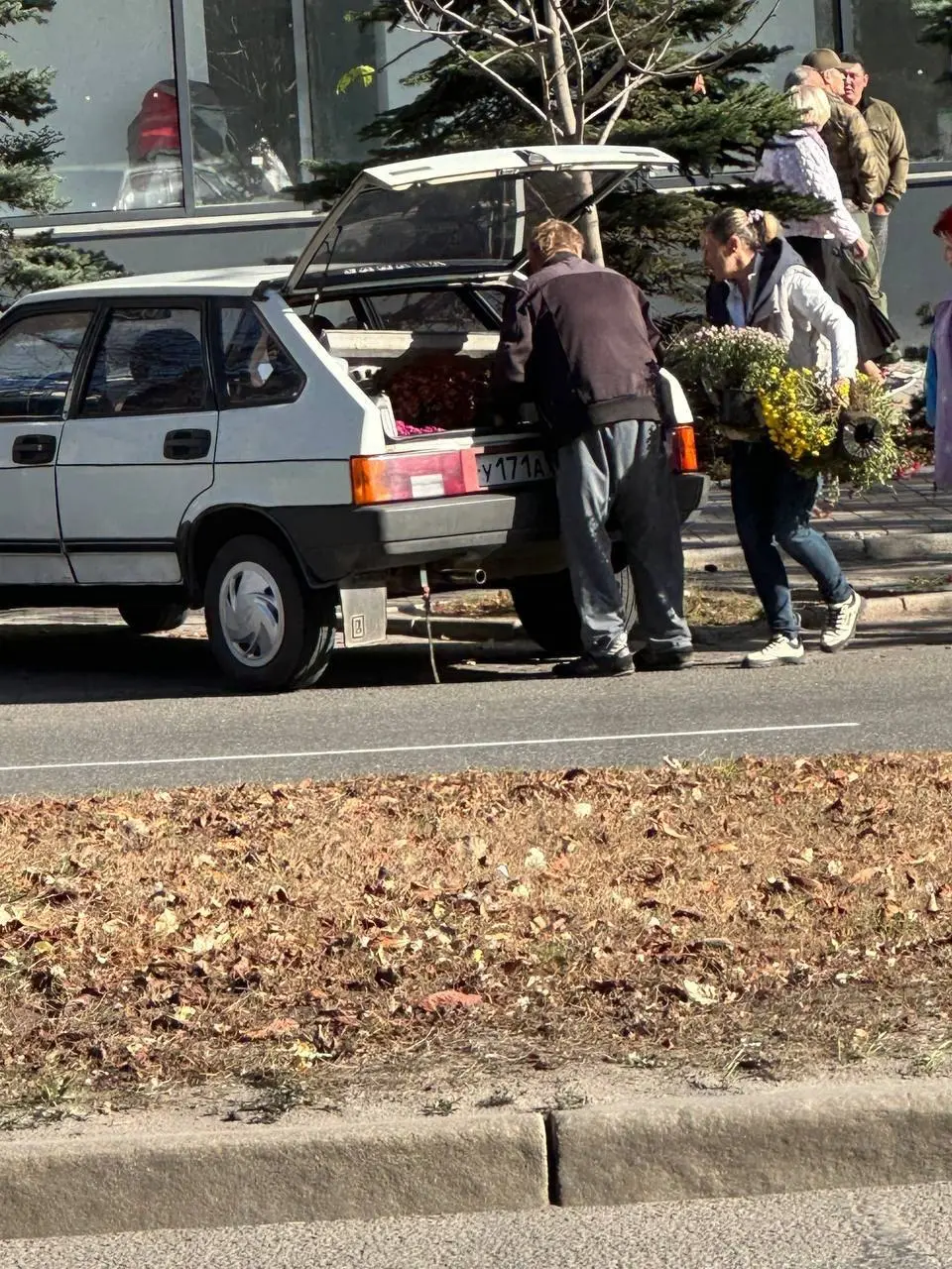 Здравствуйте) опубликуйте, пожалуйста. Вдруг увидят родственники, знакомые, может стыдно станет?! 🫣
Даже не боятся днём, в выходной, в центре города (ул.Артёма) целыми горшками воровать цветы! | Сетка — социальная сеть от hh.ru