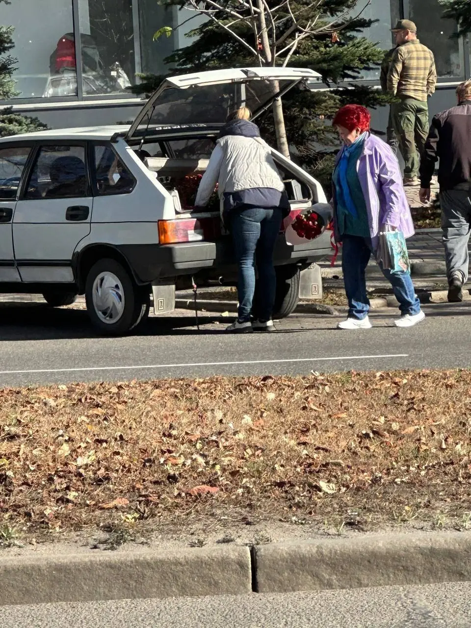 Здравствуйте) опубликуйте, пожалуйста. Вдруг увидят родственники, знакомые, может стыдно станет?! 🫣
Даже не боятся днём, в выходной, в центре города (ул.Артёма) целыми горшками воровать цветы! | Сетка — социальная сеть от hh.ru