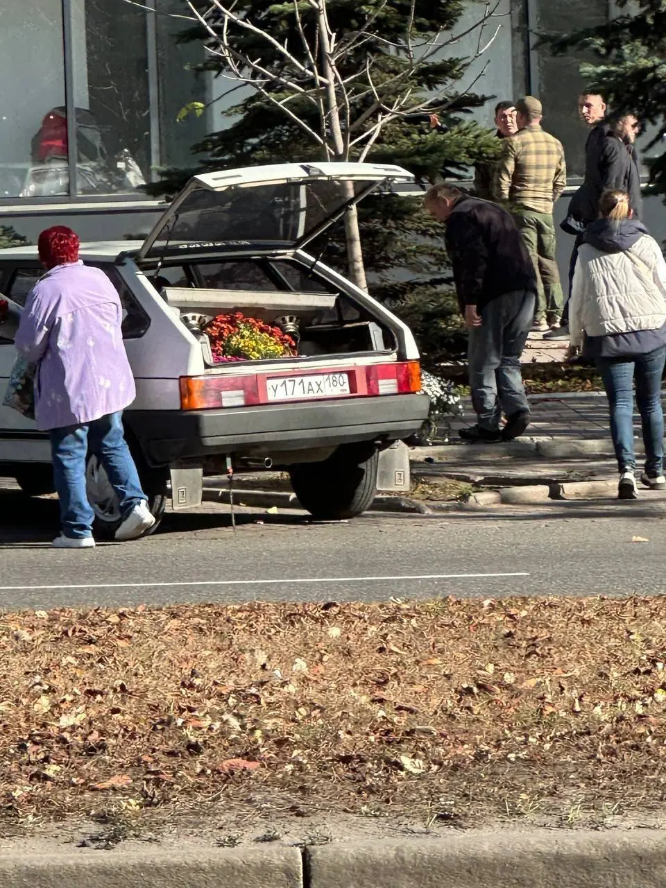 Здравствуйте) опубликуйте, пожалуйста. Вдруг увидят родственники, знакомые, может стыдно станет?! 🫣
Даже не боятся днём, в выходной, в центре города (ул.Артёма) целыми горшками воровать цветы! | Сетка — социальная сеть от hh.ru