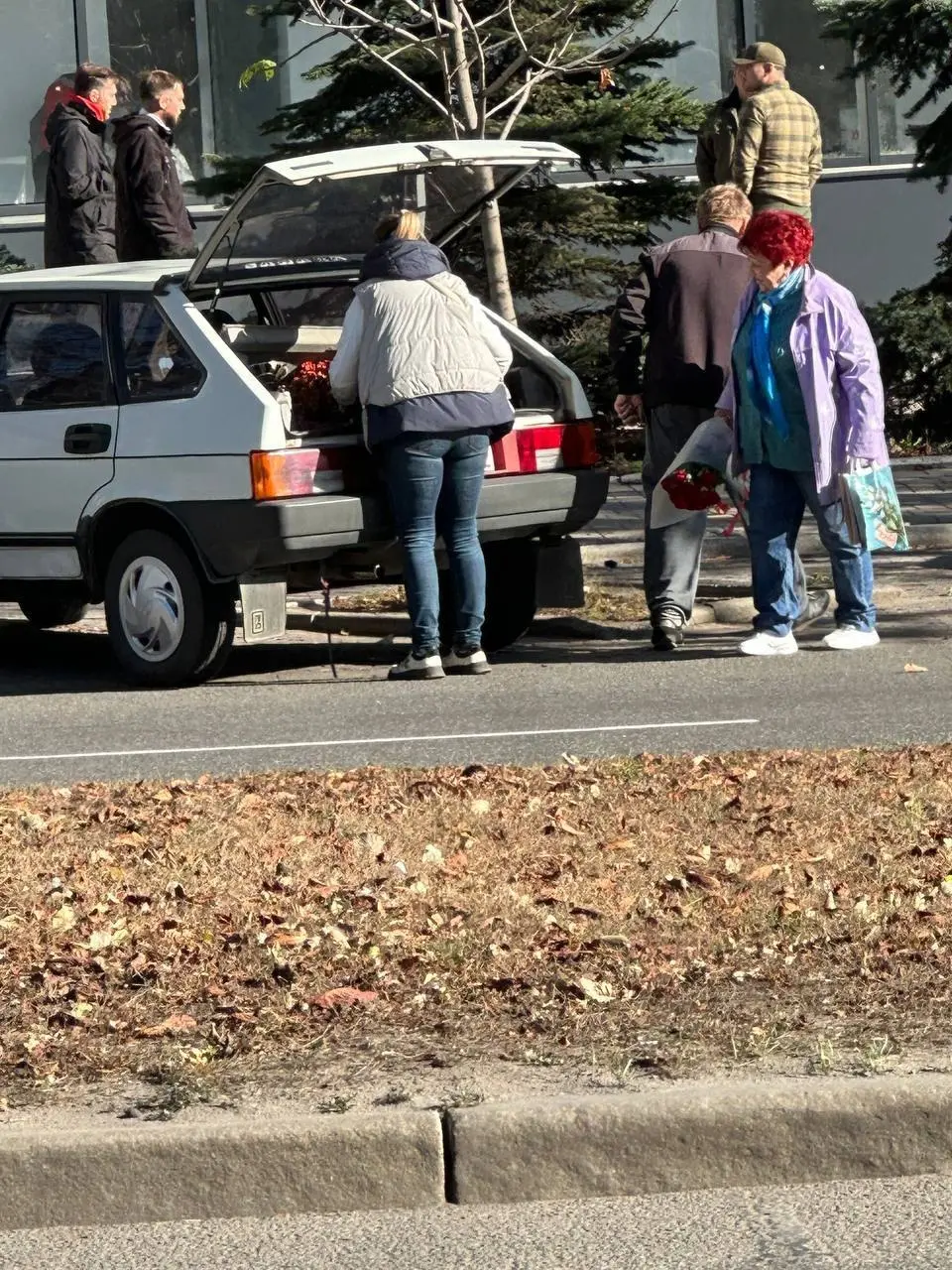Здравствуйте) опубликуйте, пожалуйста. Вдруг увидят родственники, знакомые, может стыдно станет?! 🫣
Даже не боятся днём, в выходной, в центре города (ул.Артёма) целыми горшками воровать цветы! | Сетка — социальная сеть от hh.ru