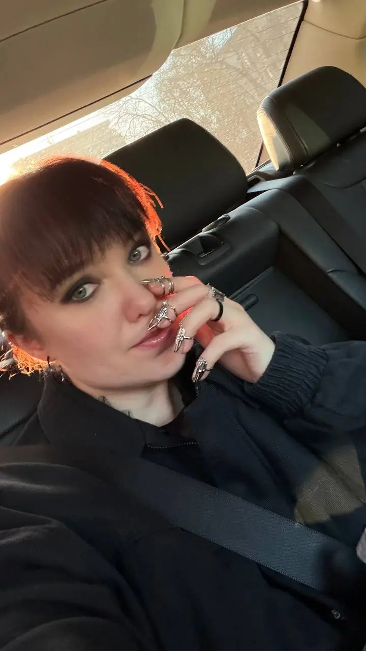 И на контрасте сегодняшняя съемка в черном 😎
Как же всё-таки здорово иметь возможность наряжаться ради красивого видео | Сетка — социальная сеть от hh.ru
