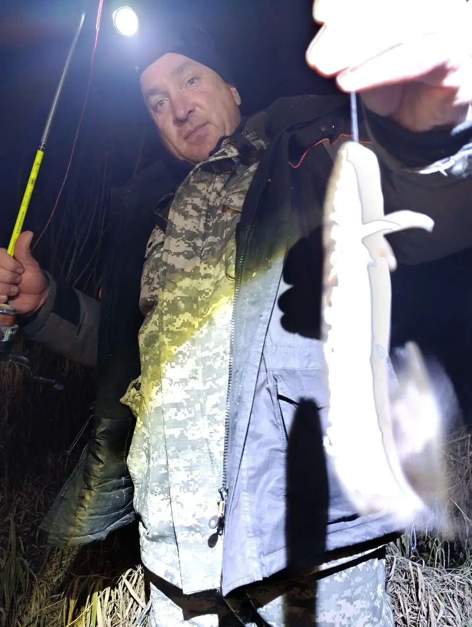 Побывали с ночёвкой на налима. Река Иньва, Пермский край. Насадка — червь.
За ночь несколько невнятных поклёвок и один малыш, отпущен подрастать.
Поели запечённой картошки, вспомнили вкус детства | Сетка — социальная сеть от hh.ru