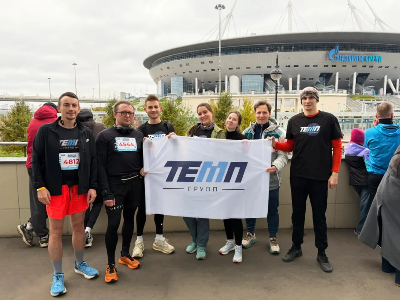 Газ, газ, гааааз! 🏃‍♂️🏃‍♂️🏃‍♂️
В субботу семь наших сотрудников преодолели дистанцию 10 километров на «Арена Марафоне»!
Для некоторых забег стал первым опытом прохождения длинной дистанции | Сетка — социальная сеть от hh.ru