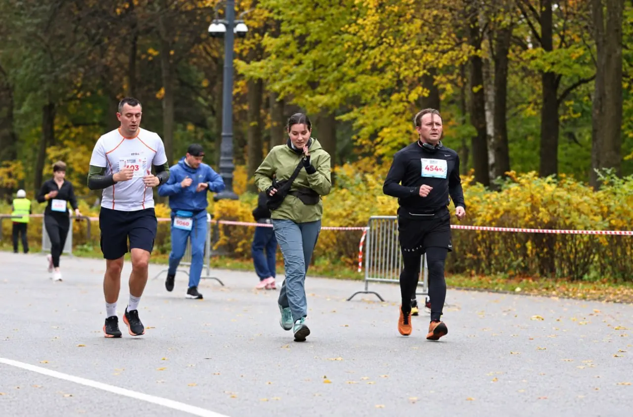 Газ, газ, гааааз! 🏃‍♂️🏃‍♂️🏃‍♂️
В субботу семь наших сотрудников преодолели дистанцию 10 километров на «Арена Марафоне»!
Для некоторых забег стал первым опытом прохождения длинной дистанции | Сетка — социальная сеть от hh.ru