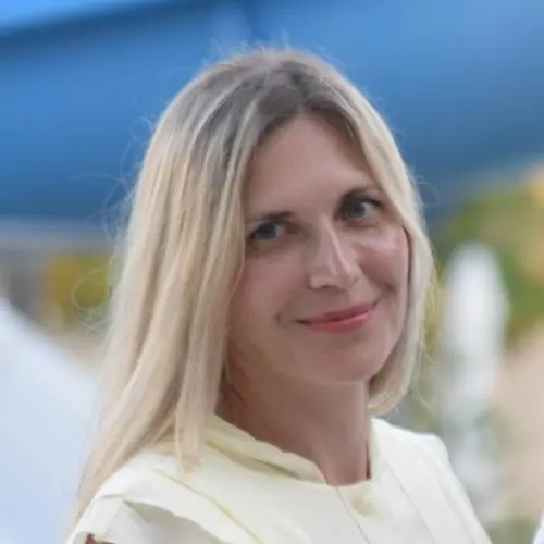 Яна Сухарникова