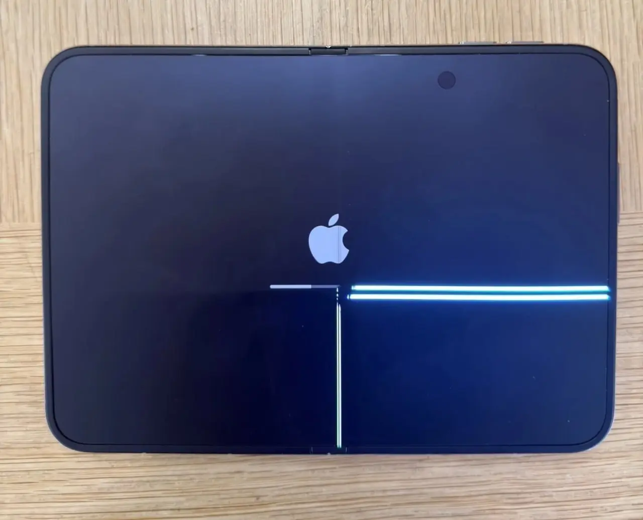 Apple признала, что экран iPhone Duo может треснуть — Bloomberg. Владельцы слышат хруст при открытии, после чего вдоль сгиба появляется трещина. Apple пообещала заменить телефон через AppleCare | Сетка — социальная сеть от hh.ru