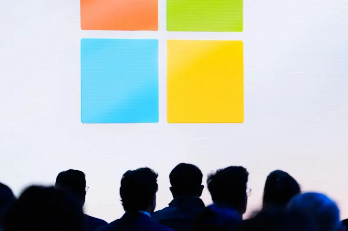 Microsoft проводит добровольные увольнения в связи с трансформацией в области искусственного интеллекта:
Microsoft запустила добровольные увольнения, которые составляют около четверти ее глобального ш... | Сетка — социальная сеть от hh.ru