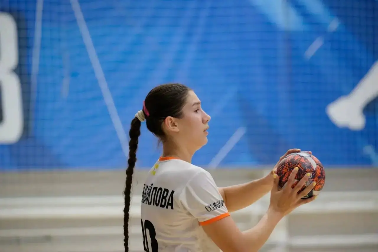 🥉 Гандболистка со Ставрополья привезла бронзу чемпионата мира из Марокко
Александра Предыбайлова в составе сборной России завоевала бронзовые медали первенства мира по гандболу среди девушек до 16 лет | Сетка — социальная сеть от hh.ru