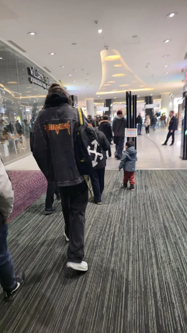 Metallica
#жизненнобл
Иду по торговому центру, впереди парень с огромной надписью Metallica на спине.
Думаю, ничего себе, металлисты ещё существуют! Правда, одет как-то подозрительно модно.... | Сетка — социальная сеть от hh.ru