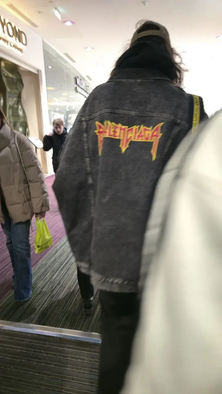 Metallica
#жизненнобл
Иду по торговому центру, впереди парень с огромной надписью Metallica на спине.
Думаю, ничего себе, металлисты ещё существуют! Правда, одет как-то подозрительно модно.... | Сетка — социальная сеть от hh.ru
