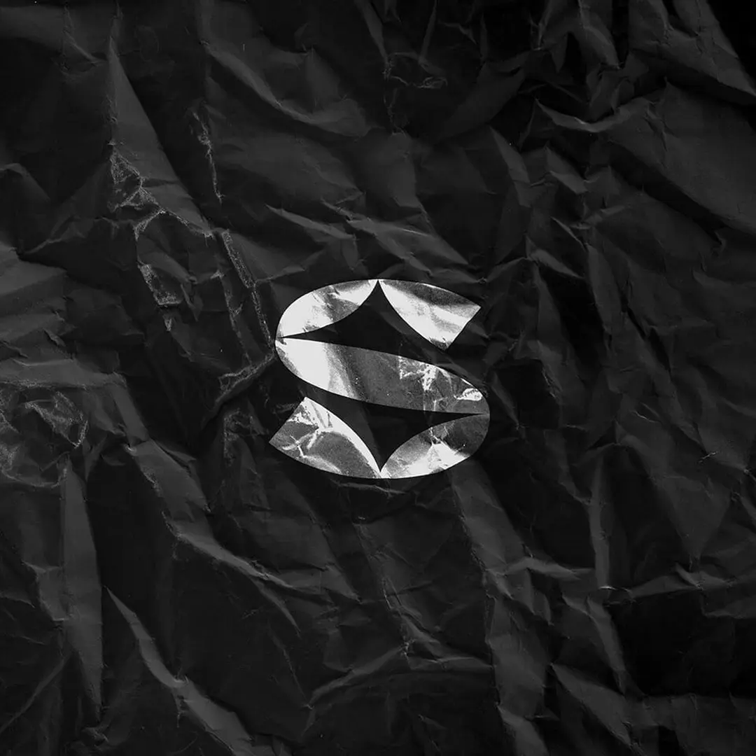 Чёрная мятая бумага для выразительной подачи логотипа
🖤 Ровный фон — не единственный способ показать знак | Сетка — социальная сеть от hh.ru