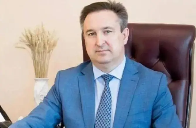 Из «учительского» коттеджа — в СИЗО. Чем закончилась серия публикаций, которую не удалили по требованию чиновника
Когда-то глава Колыванского района Евгений Артюхов требовал, чтобы Сиб | Сетка — социальная сеть от hh.ru