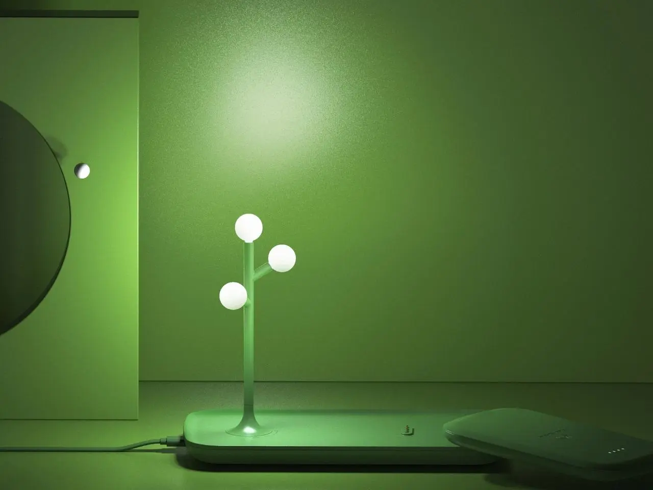 Зарядка-светильник Poetry-Electricity | Design: Yong Zhang & Lei Wang
Это просто красивый концепт, разработанный в 2020 году и получивший серебро A’ Design Award в 2021-м | Сетка — социальная сеть от hh.ru