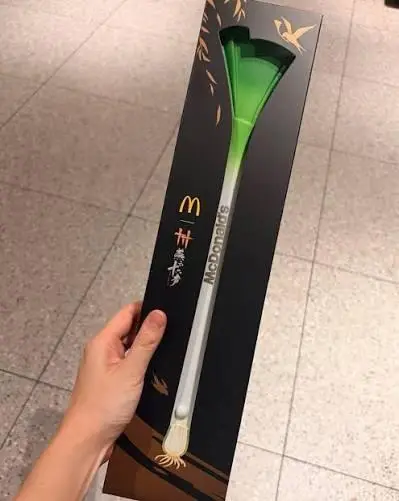 Пока бренды придумывают забавные, но бесполезные аксессуары, McDonald’s в Китае выпустили действительно полезный девайс. Они создали чесалку для спины в форме огромного стебля зелёного лука | Сетка — социальная сеть от hh.ru