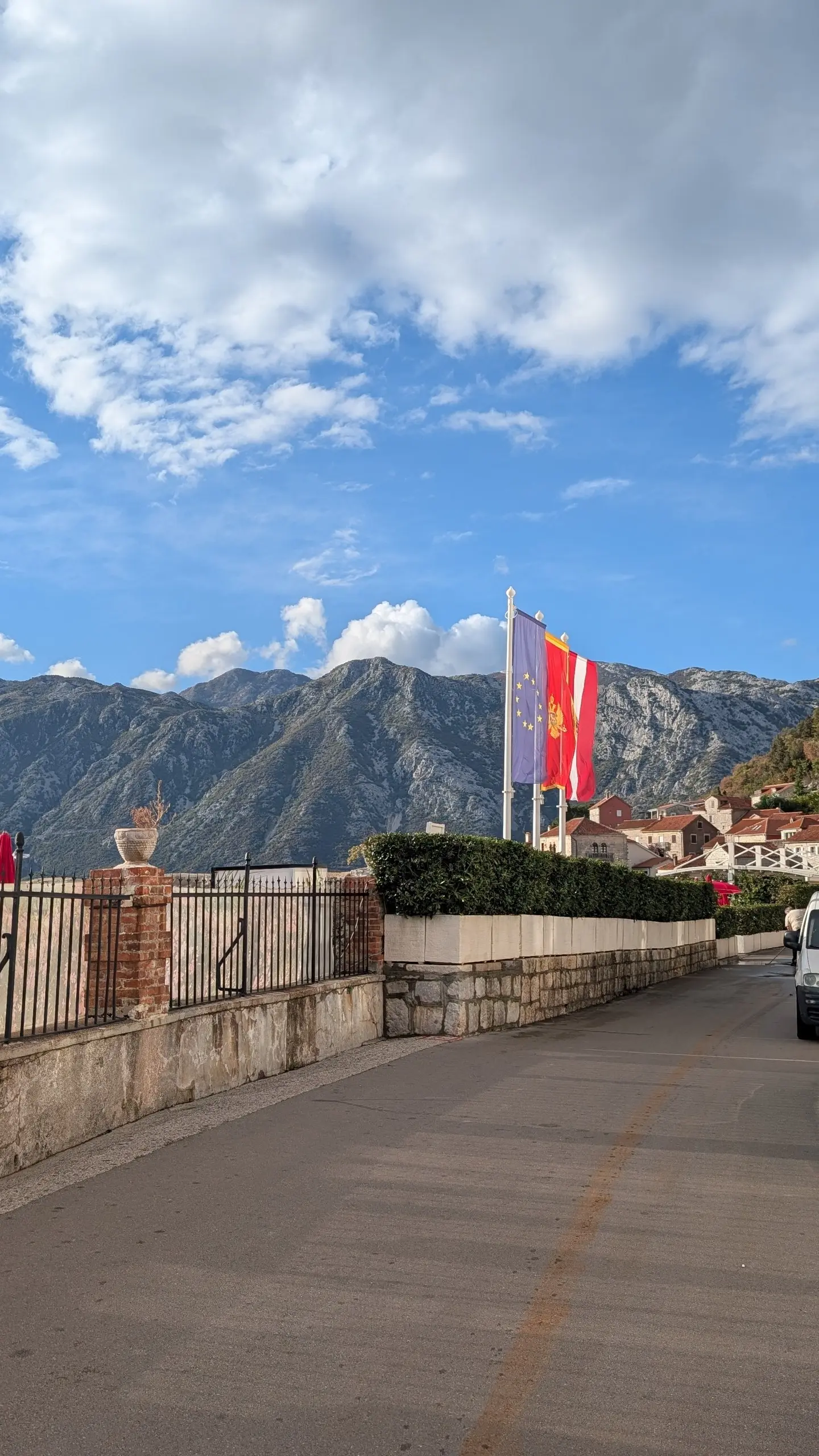🇲🇪 Привет из Черногории — моя третья страна!
Кажется, писать тут что-то в любом случае будет мало — вы все сами видите на фотках
После Чунцина и Бангкока, сразу как приземлился, было ощущение что моя ... | Сетка — социальная сеть от hh.ru