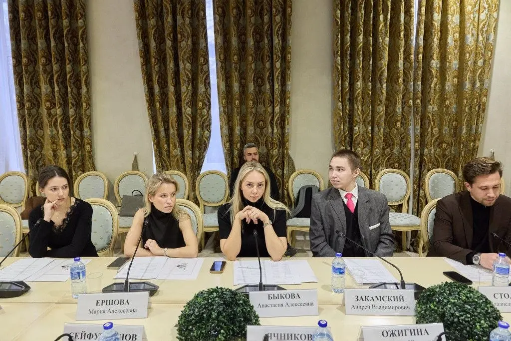 Продолжение круглого стола на тему празднования Дня народного единства.
На этот раз в обсуждении приняли участие коллеги из других землячеств | Сетка — социальная сеть от hh.ru
