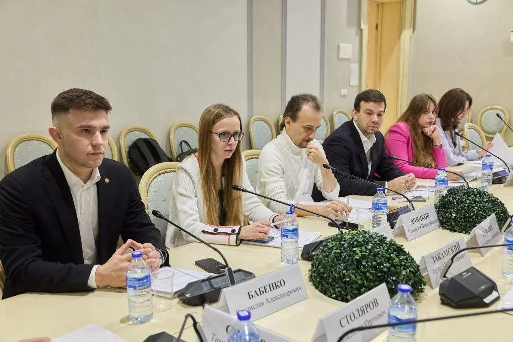 Продолжение круглого стола на тему празднования Дня народного единства.
На этот раз в обсуждении приняли участие коллеги из других землячеств | Сетка — социальная сеть от hh.ru