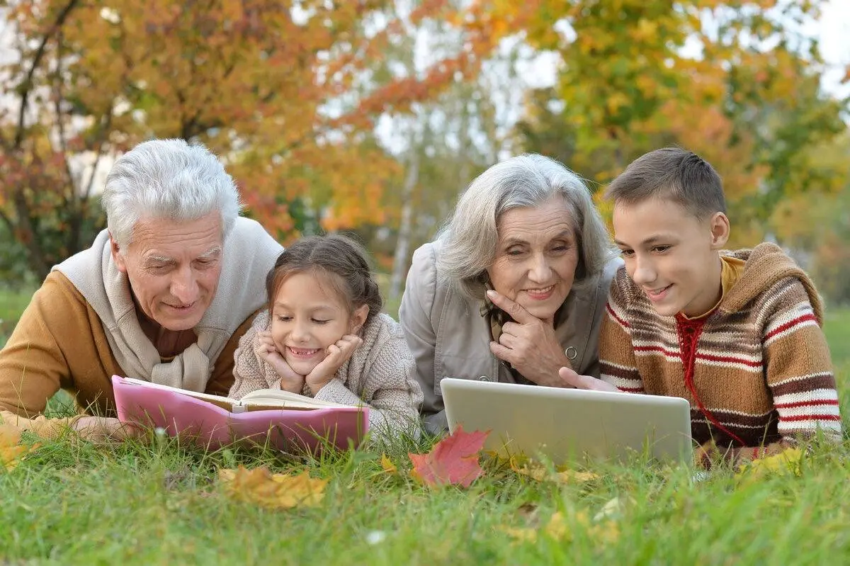 👵 Сегодня празднуется День бабушек и дедушек
Добрый семейный праздник, потому что для многих из нас бабушки и дедушки – это неотъемлемая часть жизни | Сетка — социальная сеть от hh.ru