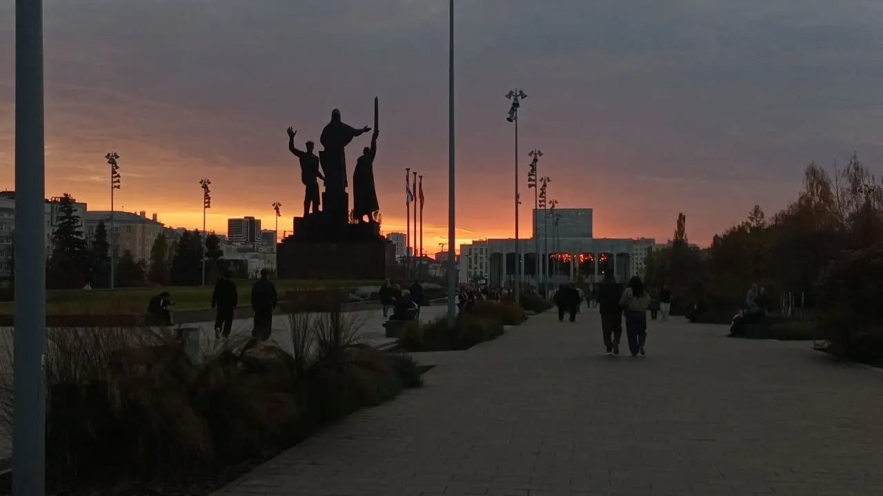 Сдала три съемки из четырёх, но особо показать нечего. Вот доделаю четвертую, там материала аж на две! публикации.
А пока смотрите на небо за четыре разных дня | Сетка — социальная сеть от hh.ru