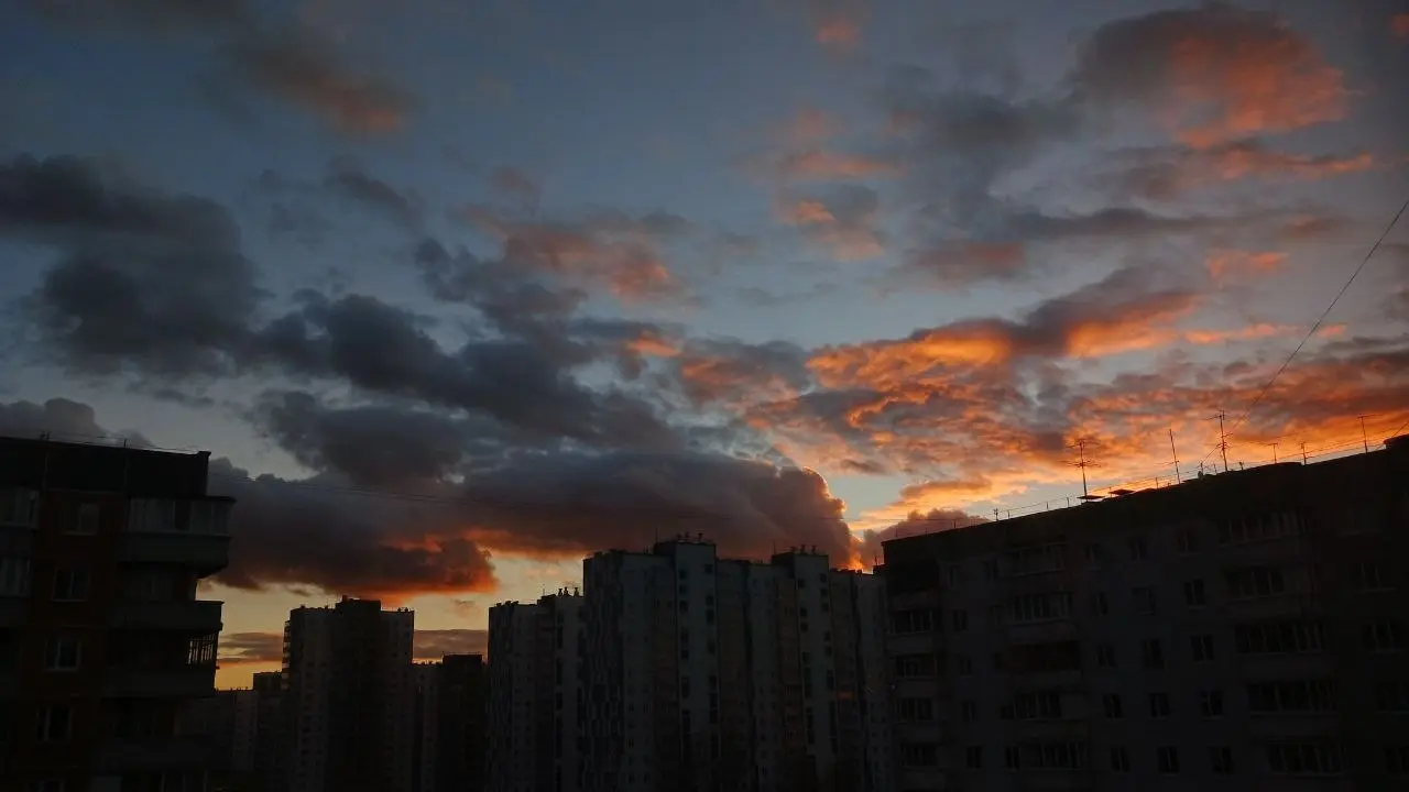 Сдала три съемки из четырёх, но особо показать нечего. Вот доделаю четвертую, там материала аж на две! публикации.
А пока смотрите на небо за четыре разных дня | Сетка — социальная сеть от hh.ru