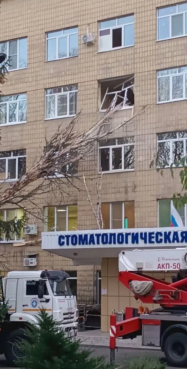 Дерево упало и выбило окно в здании больницы им. Вишневского | Сетка — социальная сеть от hh.ru