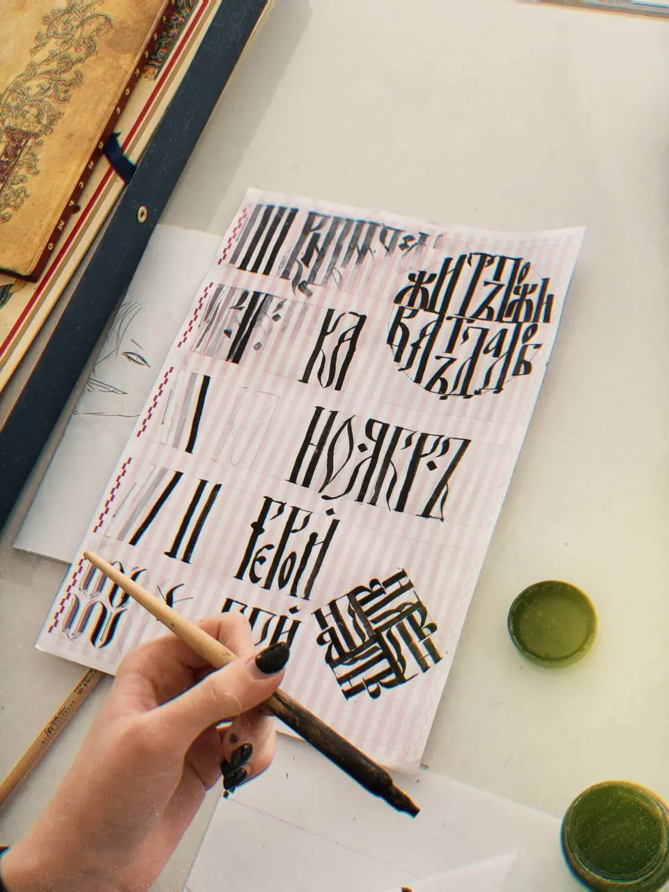 По каллиграфии видно, кто два месяца ходил на занятия, а кто прогуливал 😅
Сегодня с первым курсом графдизайна писали полуустав | Сетка — социальная сеть от hh.ru
