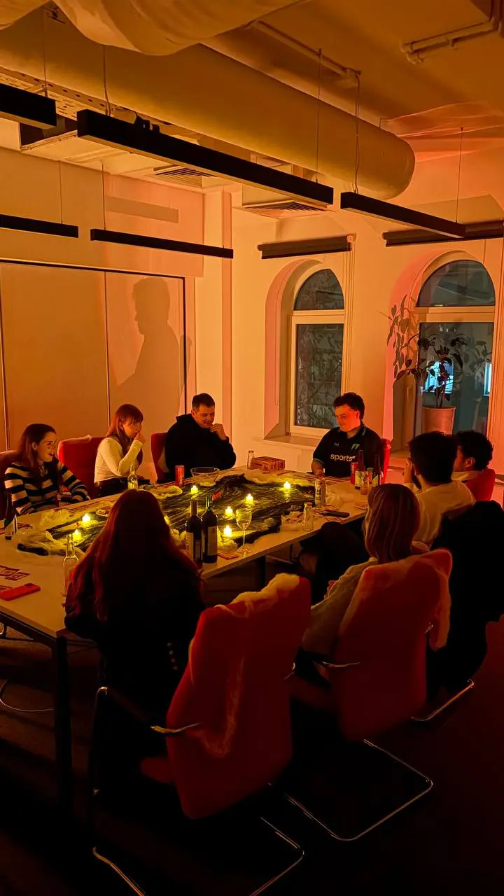 А у нас сегодня тыквенный спас 🎃
Отмечаем в офисе настолками, винным казино и вкусной едой ✌️ | Сетка — социальная сеть от hh.ru