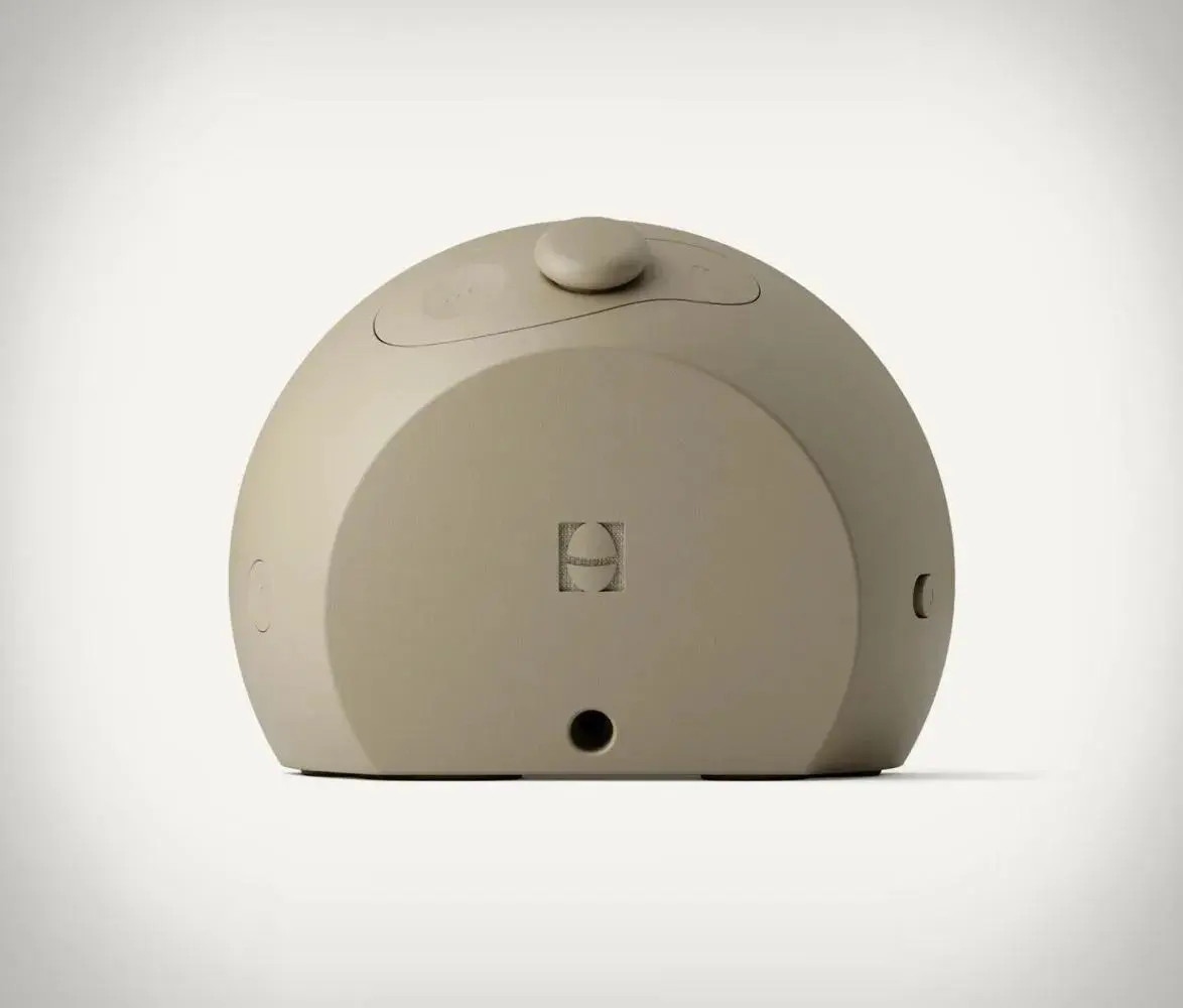 Световой будильник Hatch Restore 3 | Design: Hatch
От этого будильника веет уютом. Особенно нравится, как здесь спрятали часы: цифры проступают сквозь ткань, а не светятся на отдельном экране | Сетка — социальная сеть от hh.ru