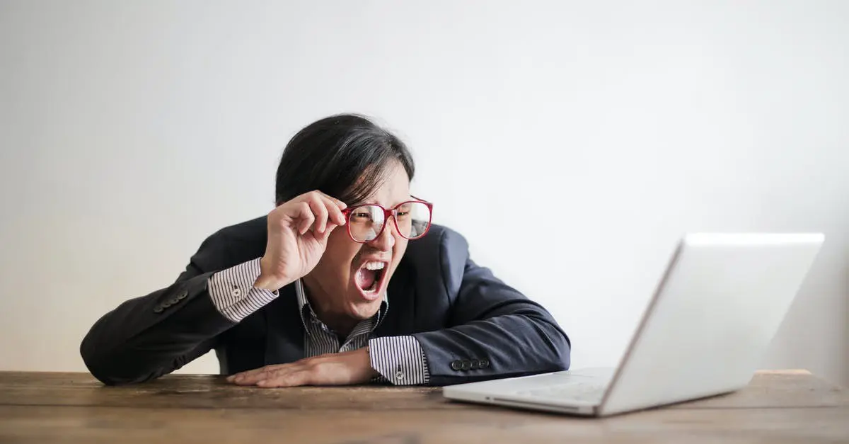 87% людей хоть раз «обнимали» свою работу из страха уйти. По свежему отчёту Monster почти половина сейчас сидит на месте не потому что нравится, а потому что страшно прыгать | Сетка — социальная сеть от hh.ru